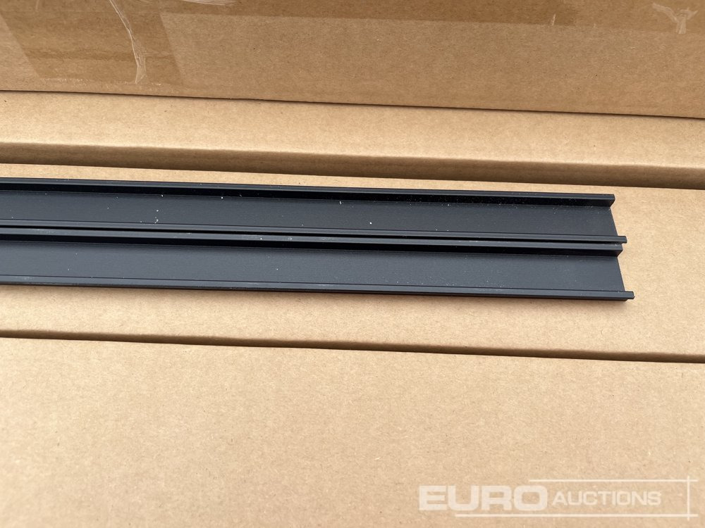 ציוד בנייה 1.8m Wide Anthracite Grey Composite Fence Panels (25 of), 2.45m Black Aluminium Posts (26 of), Complete With Assembly Kit: תמונה 18