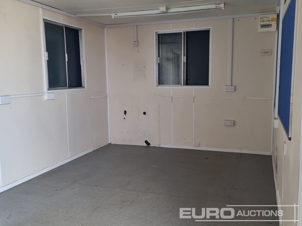מכולת משלוח 32' x 10' Office: תמונה 10