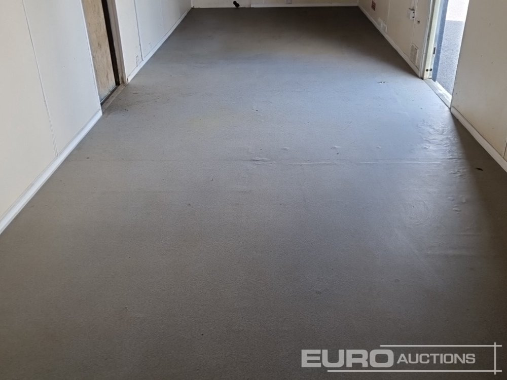 מכולת משלוח 32' x 10' Office: תמונה 12