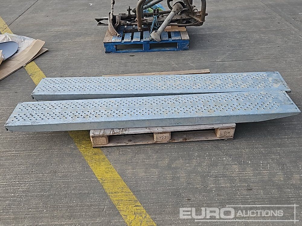 8' Loading Ramp (2 of) - ציוד בנייה: תמונה 4 8' Loading Ramp (2 of) - ציוד בנייה: תמונה 4