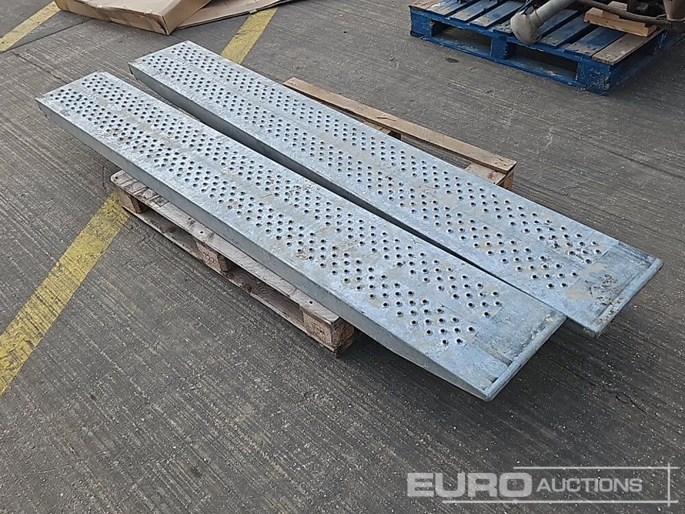 8' Loading Ramp (2 of) - ציוד בנייה: תמונה 5 8' Loading Ramp (2 of) - ציוד בנייה: תמונה 5