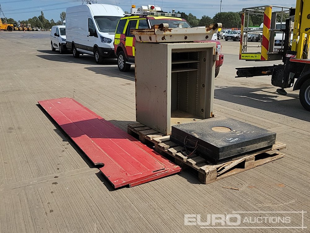 ציוד בנייה Aluminium Dropside Side Panels (2 of), Hiab Outrigger Feet (3 of), Chubb Key Safe: תמונה 7