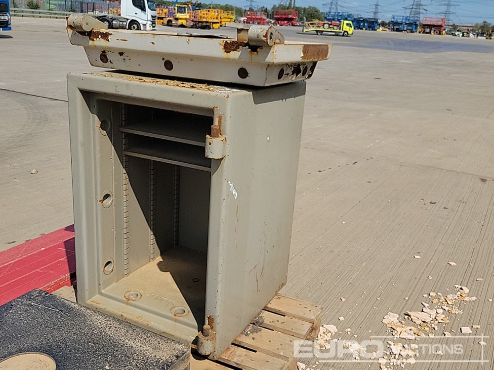 ציוד בנייה Aluminium Dropside Side Panels (2 of), Hiab Outrigger Feet (3 of), Chubb Key Safe: תמונה 18