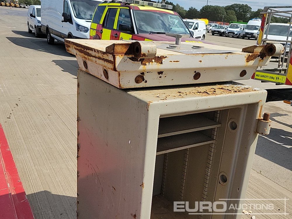 ציוד בנייה Aluminium Dropside Side Panels (2 of), Hiab Outrigger Feet (3 of), Chubb Key Safe: תמונה 20