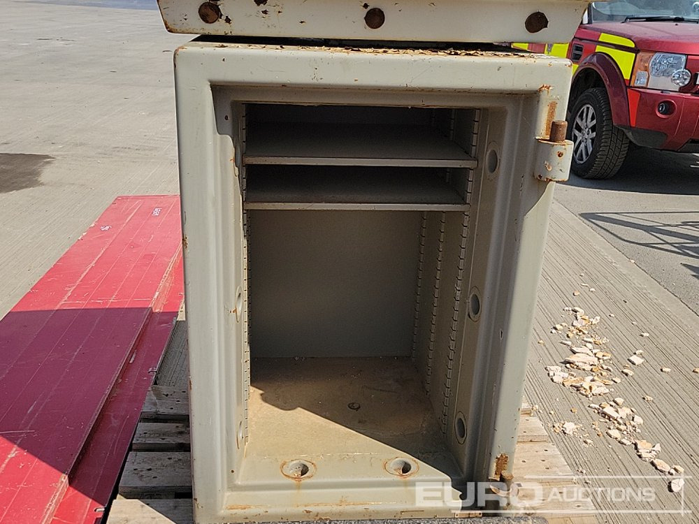 ציוד בנייה Aluminium Dropside Side Panels (2 of), Hiab Outrigger Feet (3 of), Chubb Key Safe: תמונה 19