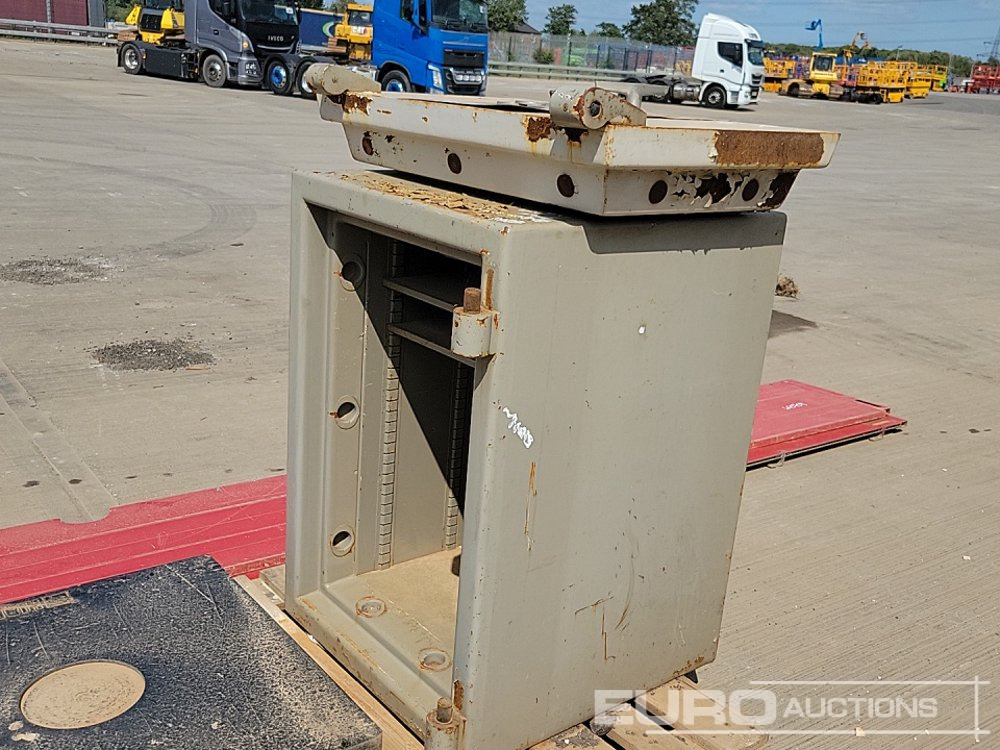 ציוד בנייה Aluminium Dropside Side Panels (2 of), Hiab Outrigger Feet (3 of), Chubb Key Safe: תמונה 25
