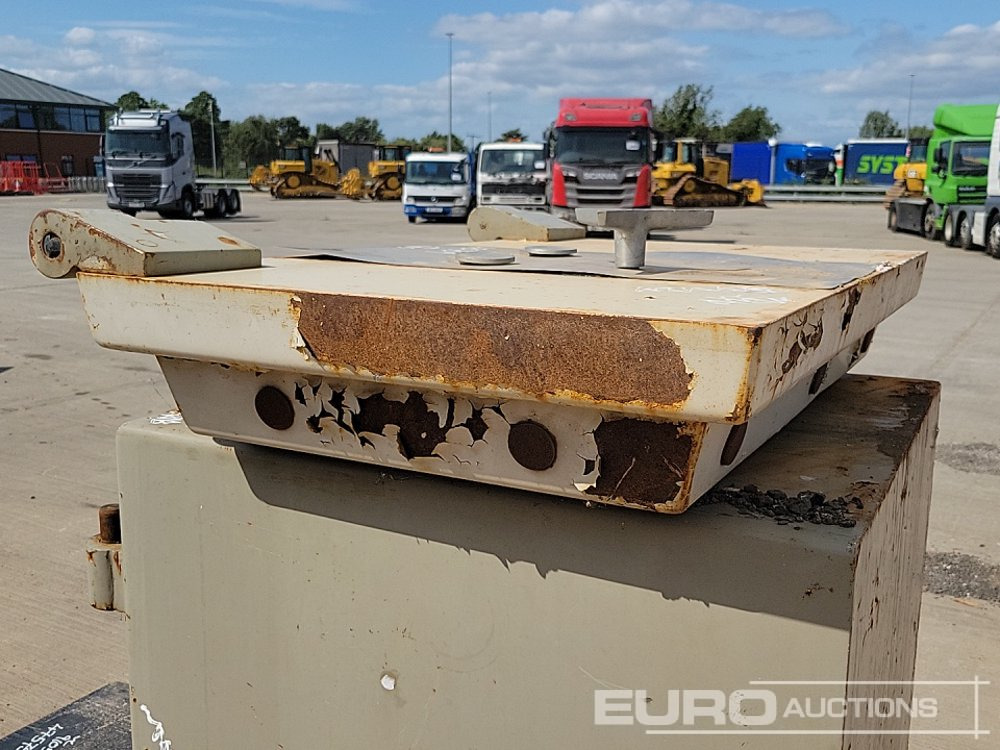 ציוד בנייה Aluminium Dropside Side Panels (2 of), Hiab Outrigger Feet (3 of), Chubb Key Safe: תמונה 24