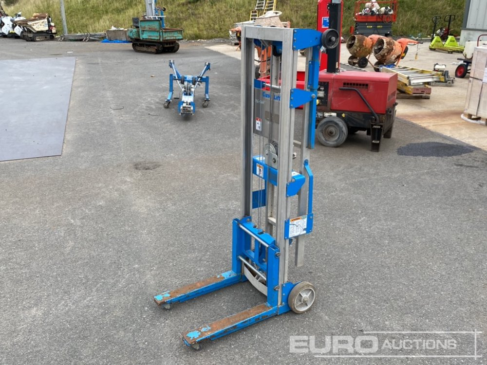 Genie 181Kg Material Lift - ציוד לטיפול בחומרים: תמונה 1 Genie 181Kg Material Lift - ציוד לטיפול בחומרים: תמונה 1