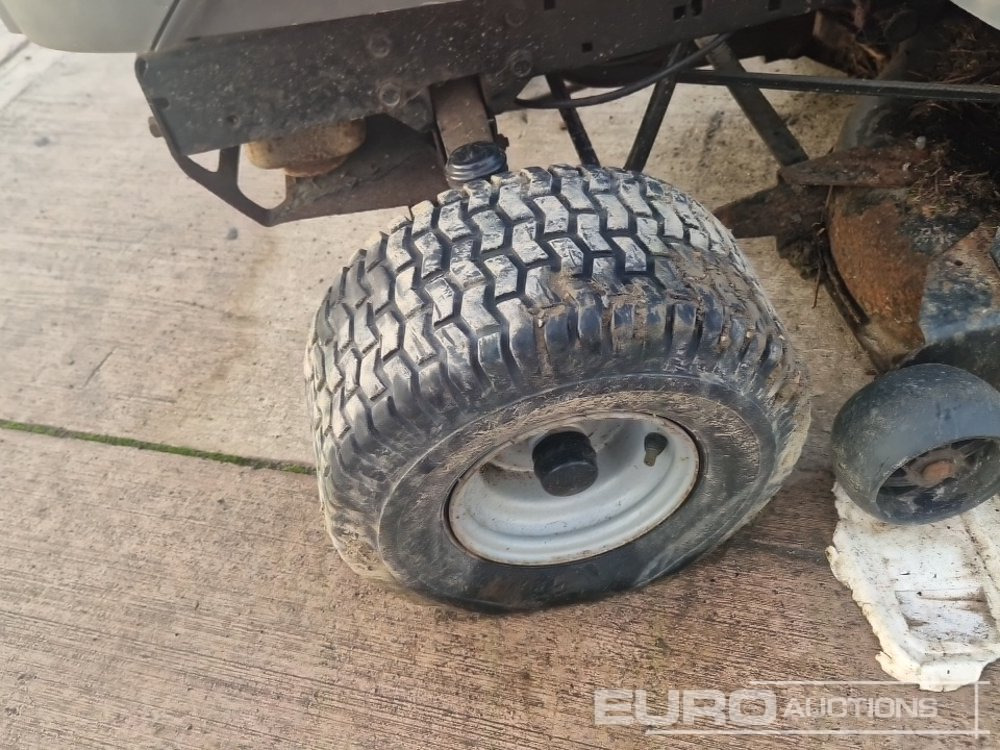 Husqvarna Petrol Ride on Lawnmower (Non Runner) - מכסחת גינה: תמונה 5 Husqvarna Petrol Ride on Lawnmower (Non Runner) - מכסחת גינה: תמונה 5