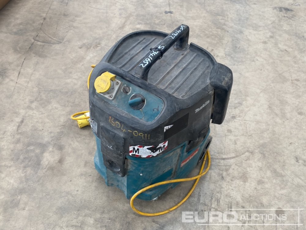 Makita 447M 110 Volt Dust Extractor - ציוד בנייה: תמונה 3 Makita 447M 110 Volt Dust Extractor - ציוד בנייה: תמונה 3