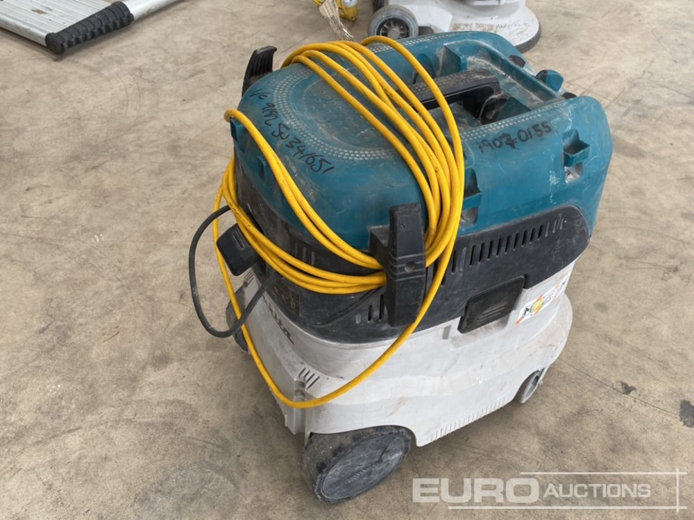 Makita VC4210MX1 110 Volt Dust Extractor - ציוד בנייה: תמונה 5 Makita VC4210MX1 110 Volt Dust Extractor - ציוד בנייה: תמונה 5