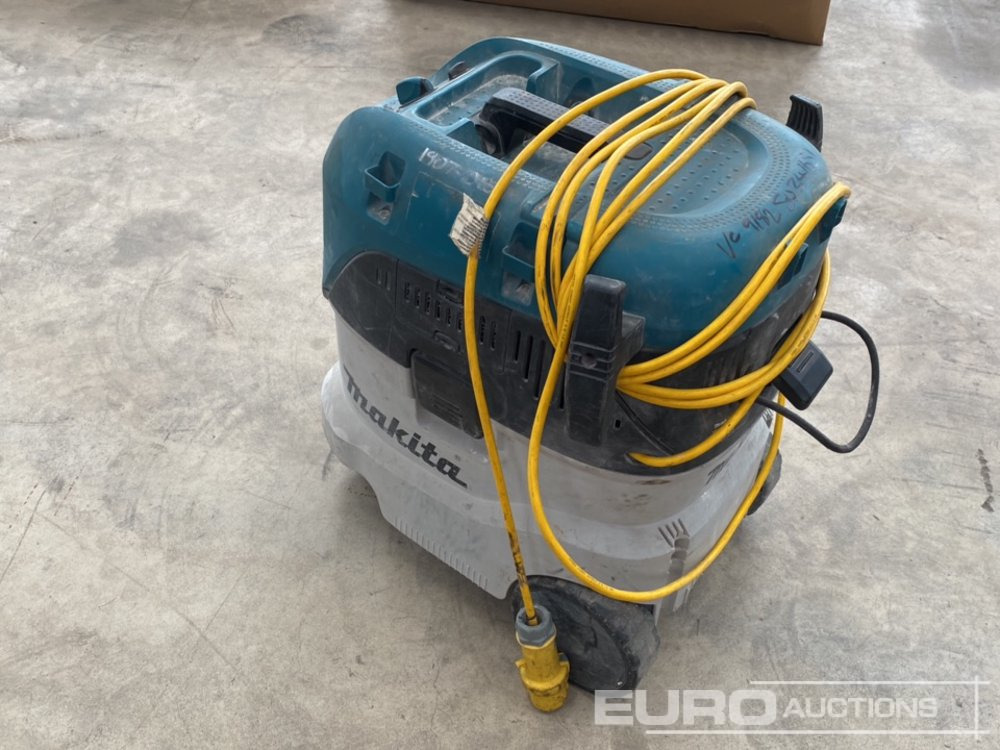Makita VC4210MX1 110 Volt Dust Extractor - ציוד בנייה: תמונה 3 Makita VC4210MX1 110 Volt Dust Extractor - ציוד בנייה: תמונה 3