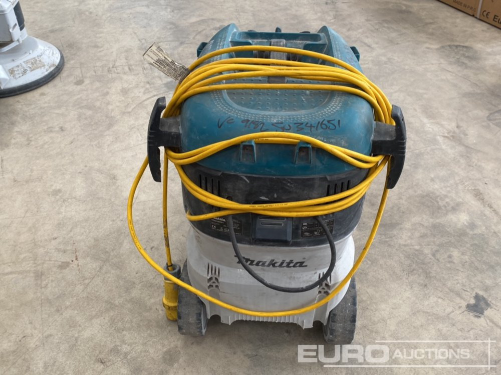 Makita VC4210MX1 110 Volt Dust Extractor - ציוד בנייה: תמונה 4 Makita VC4210MX1 110 Volt Dust Extractor - ציוד בנייה: תמונה 4