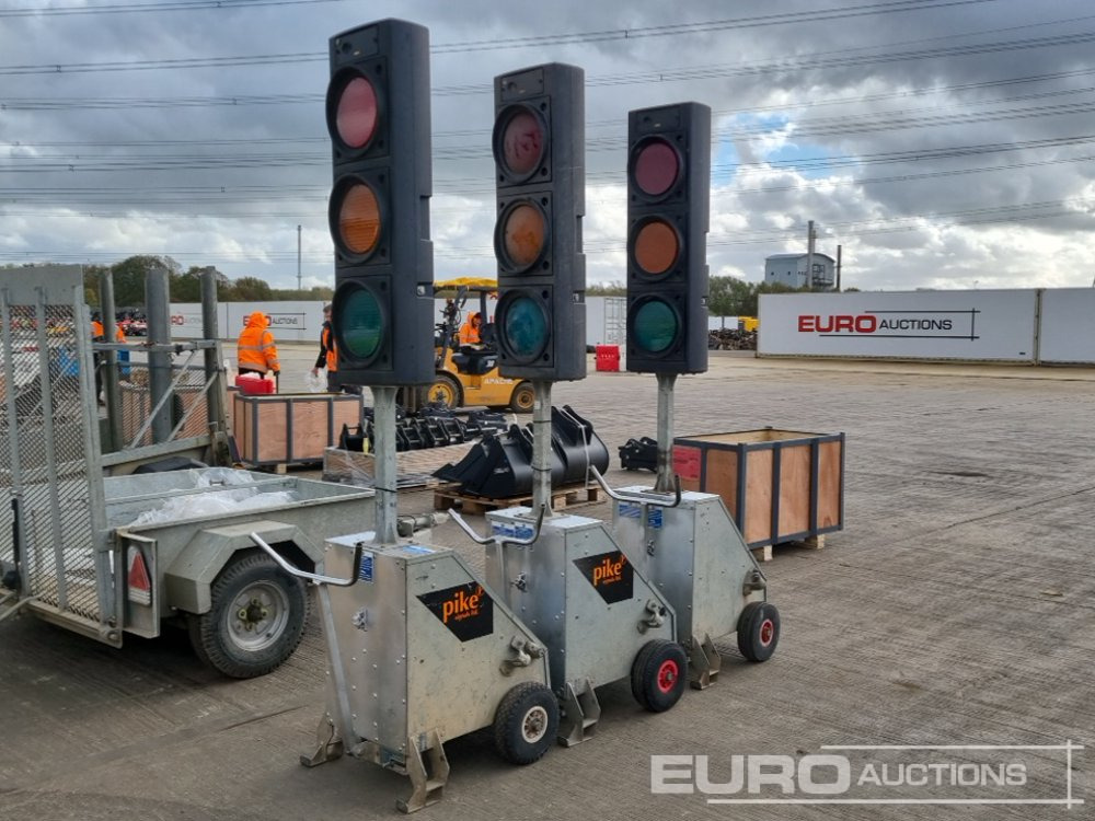 Pike Signals 3 Way Traffic Light System - קרון נגרר לצמחים: תמונה 1 Pike Signals 3 Way Traffic Light System - קרון נגרר לצמחים: תמונה 1