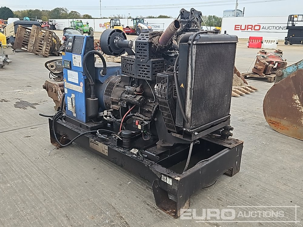 SDMO Generator, 4 Cylinder Engine - ערכת גנרטורים: תמונה 1 SDMO Generator, 4 Cylinder Engine - ערכת גנרטורים: תמונה 1