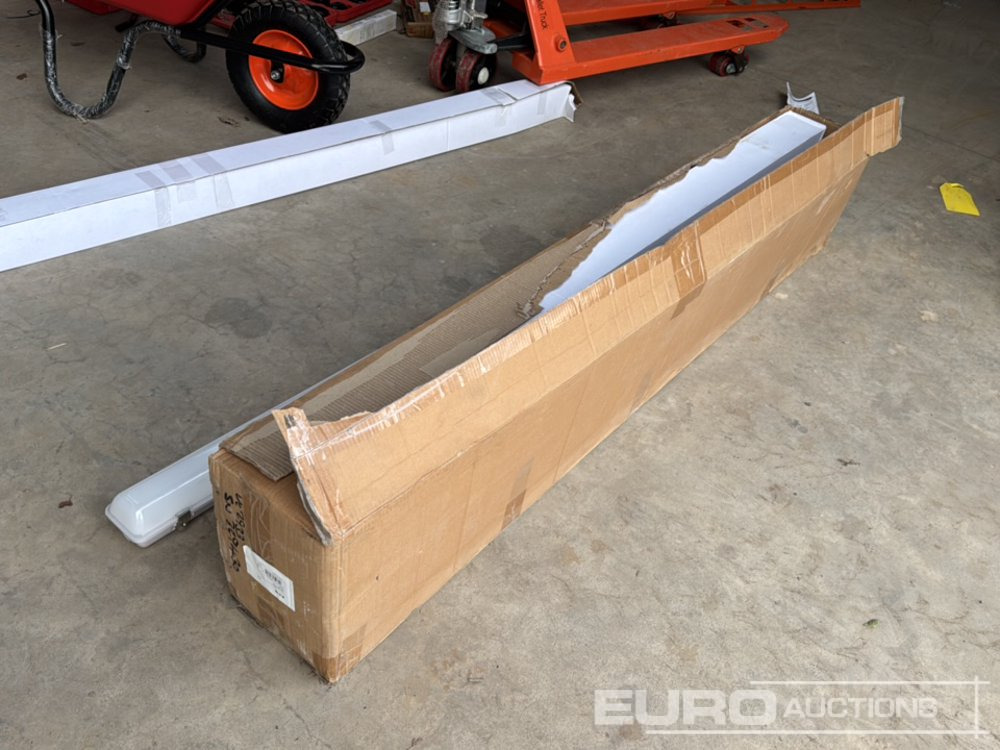 Unused 6' LED Ceiling Lights (6 of) - ציוד לסדנאות: תמונה 2 Unused 6' LED Ceiling Lights (6 of) - ציוד לסדנאות: תמונה 2
