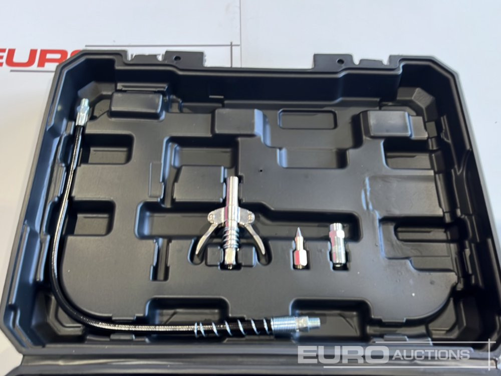 Unused Boss 21 Volt Lithium Battery Cordless Grease Gun, 2 Batteries, Charger, Case, Shoulder Strap, Extension Pieces and Fittings - ציוד בנייה: תמונה 4 Unused Boss 21 Volt Lithium Battery Cordless Grease Gun, 2 Batteries, Charger, Case, Shoulder Strap, Extension Pieces and Fittings - ציוד בנייה: תמונה 4