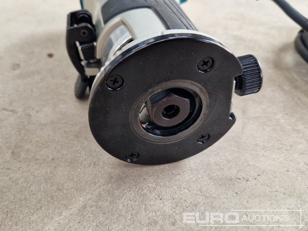 Unused Makita RT0700C 110v Router - ציוד בנייה: תמונה 5 Unused Makita RT0700C 110v Router - ציוד בנייה: תמונה 5