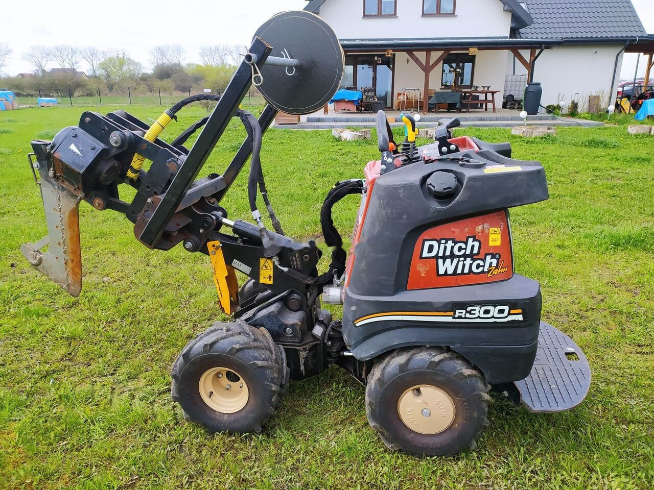 Ditch-Witch Zahn R300 - טרנצ'ר: תמונה 1 Ditch-Witch Zahn R300 - טרנצ'ר: תמונה 1