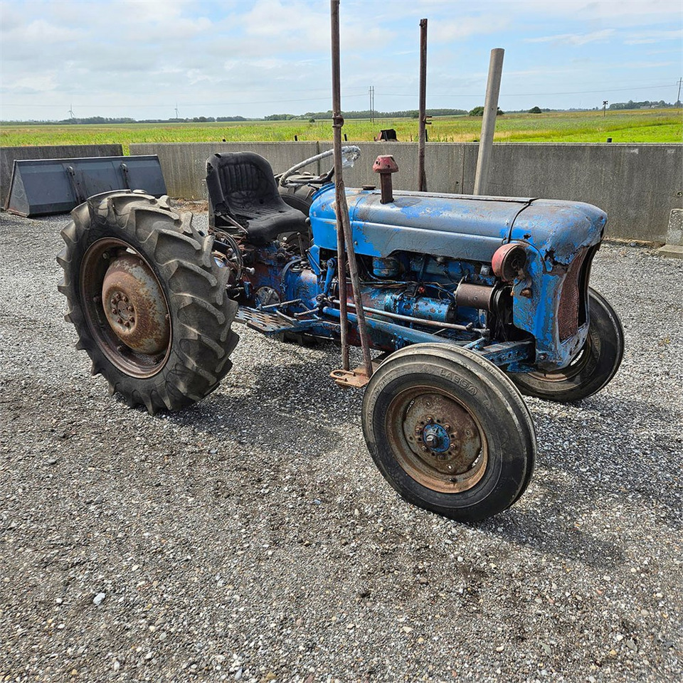 Fordson Dexta - טרקטור חקלאי: תמונה 1 Fordson Dexta - טרקטור חקלאי: תמונה 1