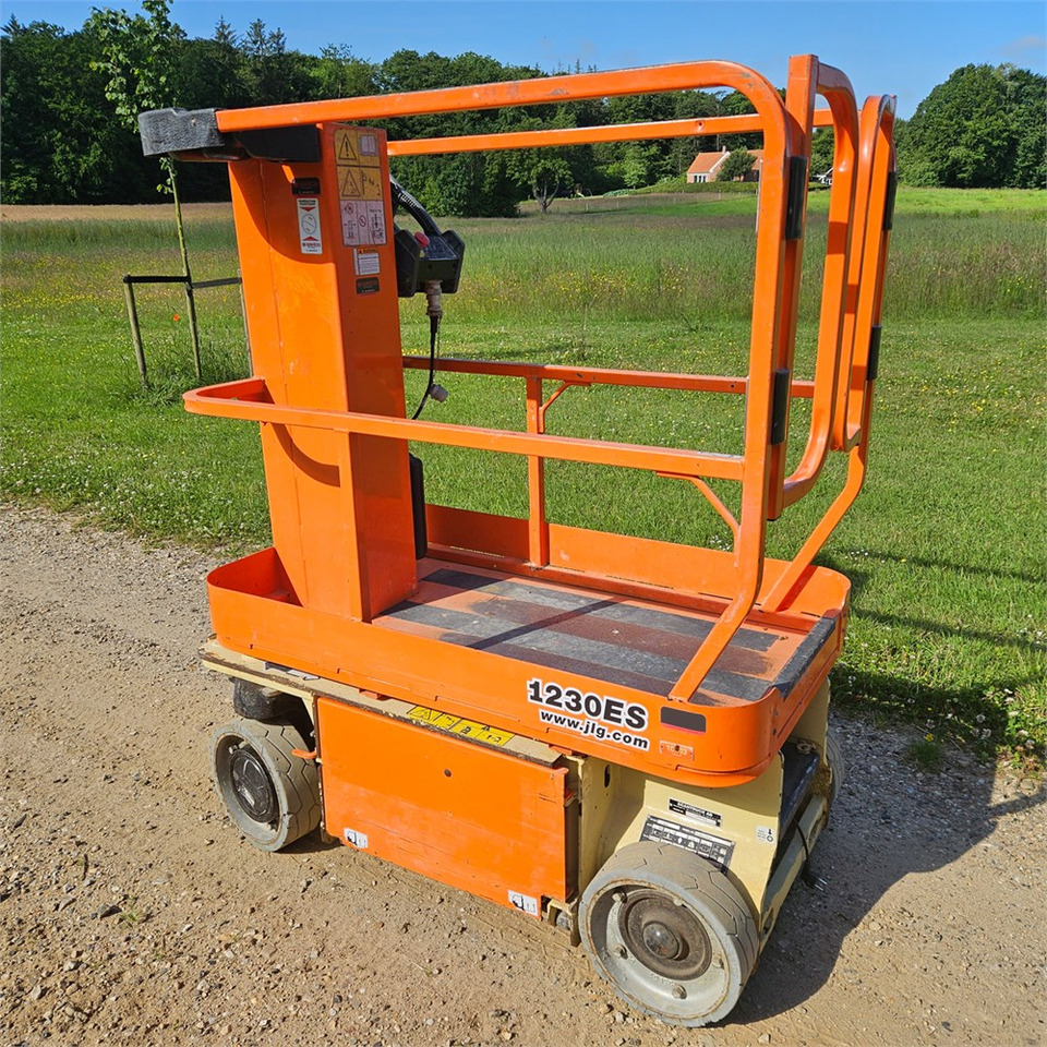 JLG 1230 ES - מעלית תורן אנכית: תמונה 1 JLG 1230 ES - מעלית תורן אנכית: תמונה 1