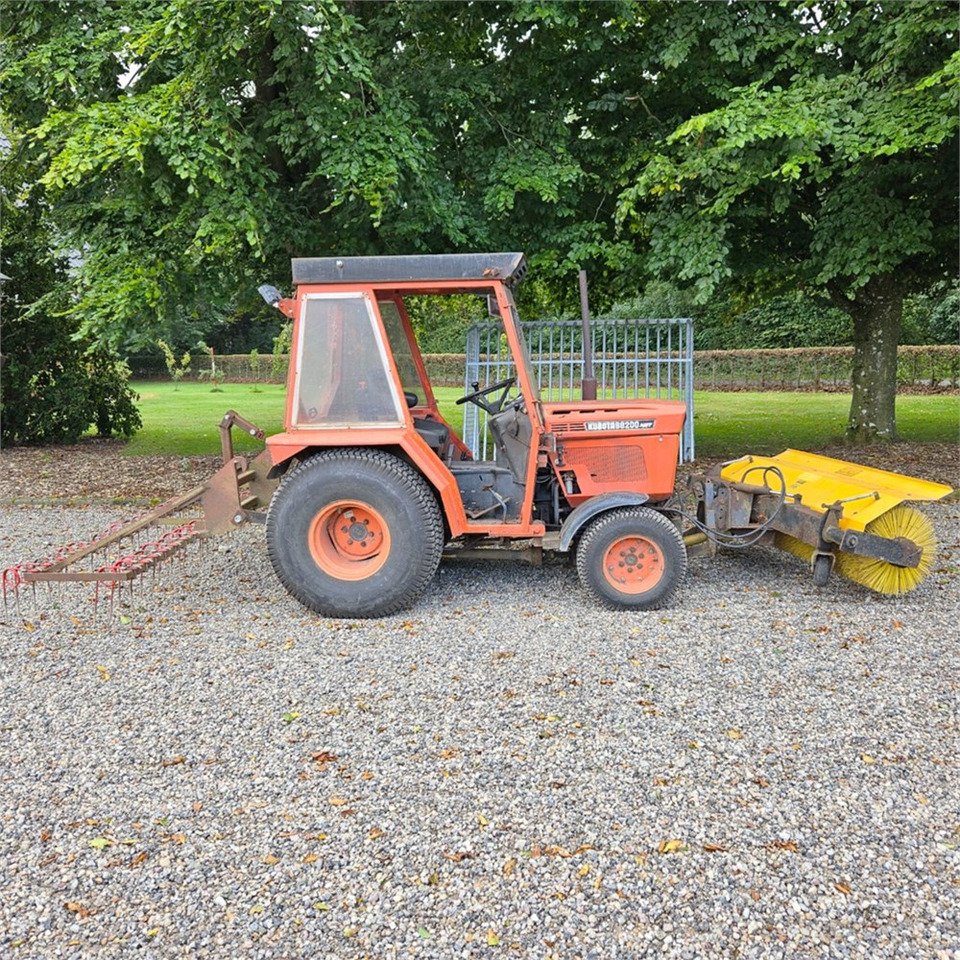 Kubota B8200 - טרקטור עירוני: תמונה 4 Kubota B8200 - טרקטור עירוני: תמונה 4