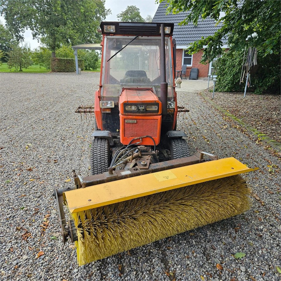 Kubota B8200 - טרקטור עירוני: תמונה 3 Kubota B8200 - טרקטור עירוני: תמונה 3