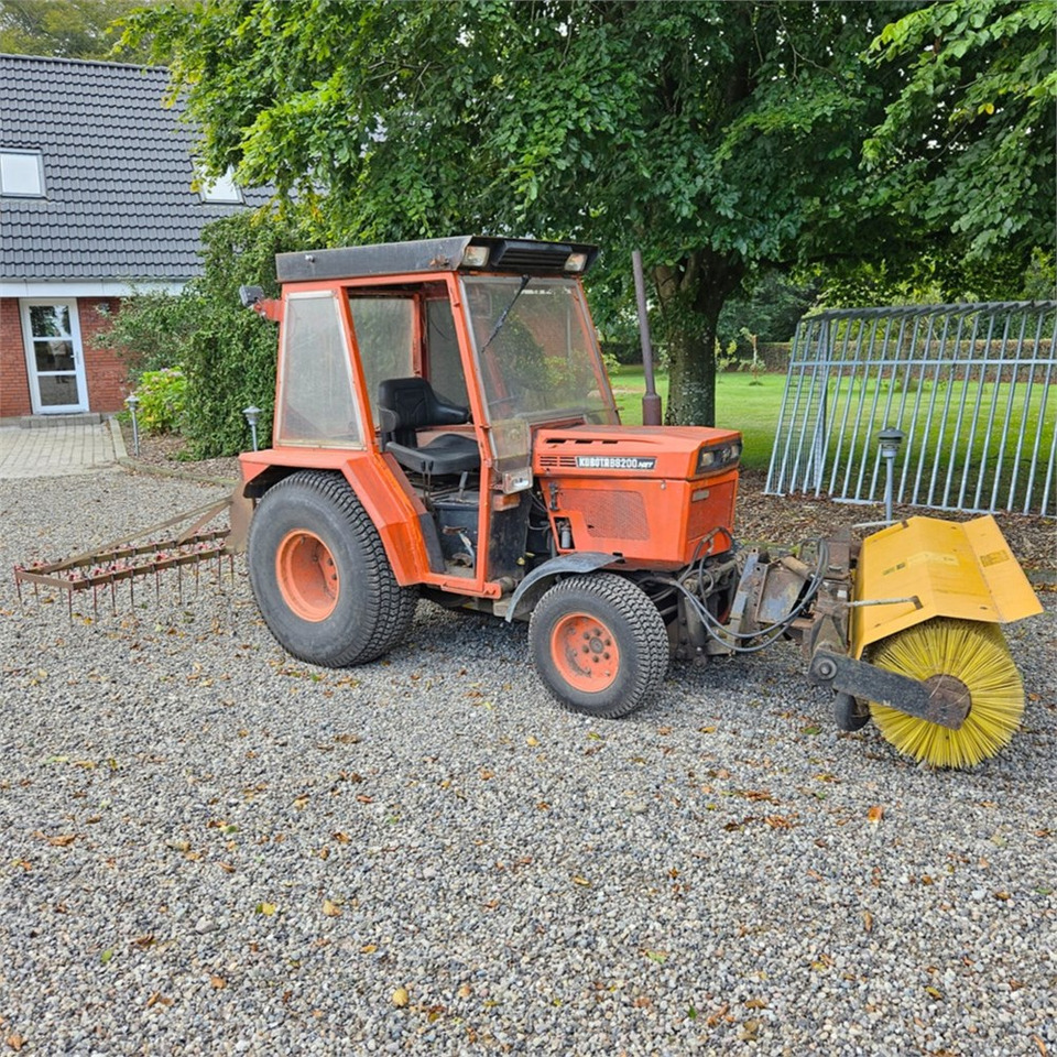 Kubota B8200 - טרקטור עירוני: תמונה 1 Kubota B8200 - טרקטור עירוני: תמונה 1