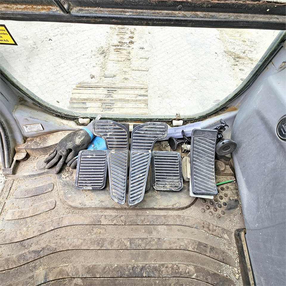 מחפר סורק New Holland E265: תמונה 14