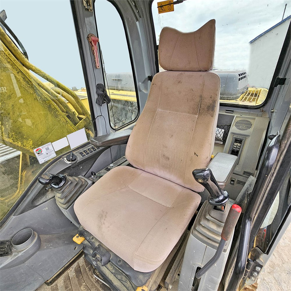 מחפר סורק New Holland E265: תמונה 8