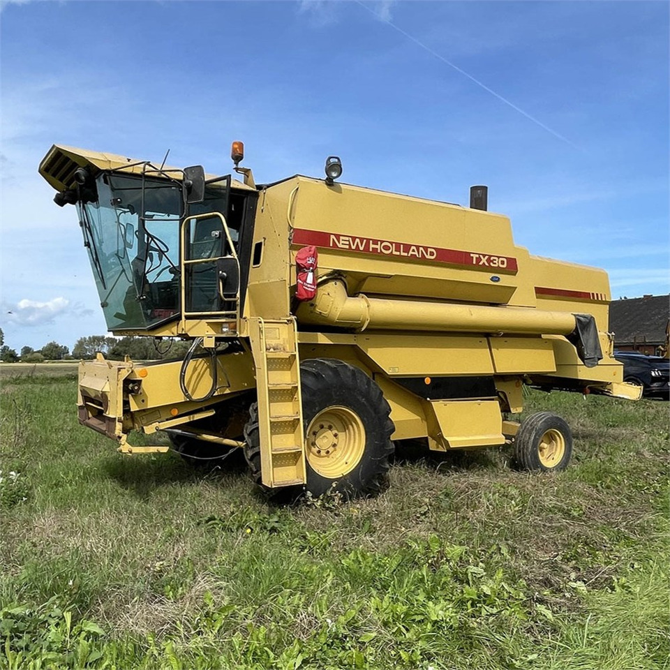 New Holland TX 30 - מקצרת קומבינה: תמונה 1 New Holland TX 30 - מקצרת קומבינה: תמונה 1
