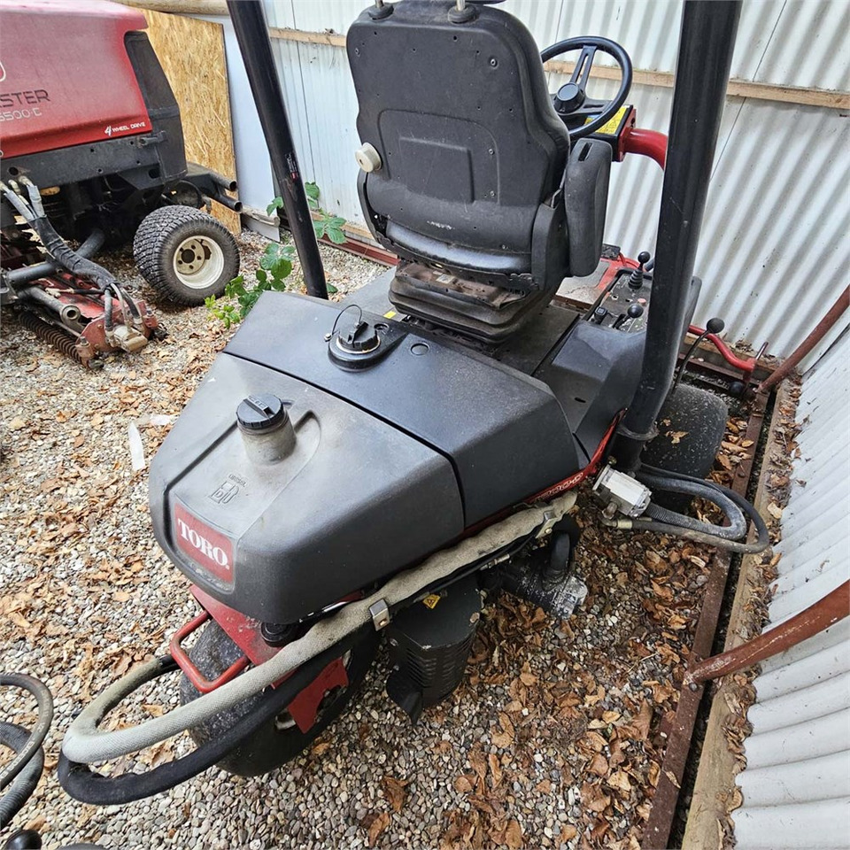 Toro Greensmaster 3200-D - מכסחת גינה: תמונה 4 Toro Greensmaster 3200-D - מכסחת גינה: תמונה 4