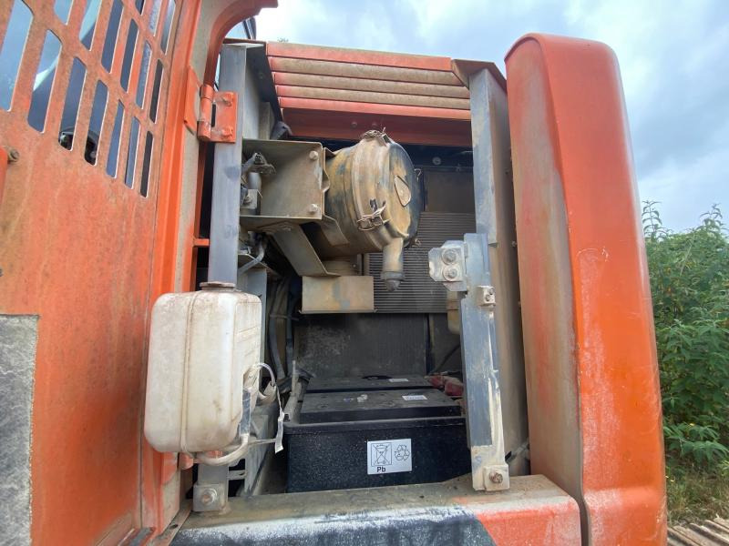 מחפר סורק Hitachi ZX225USLC-3: תמונה 17