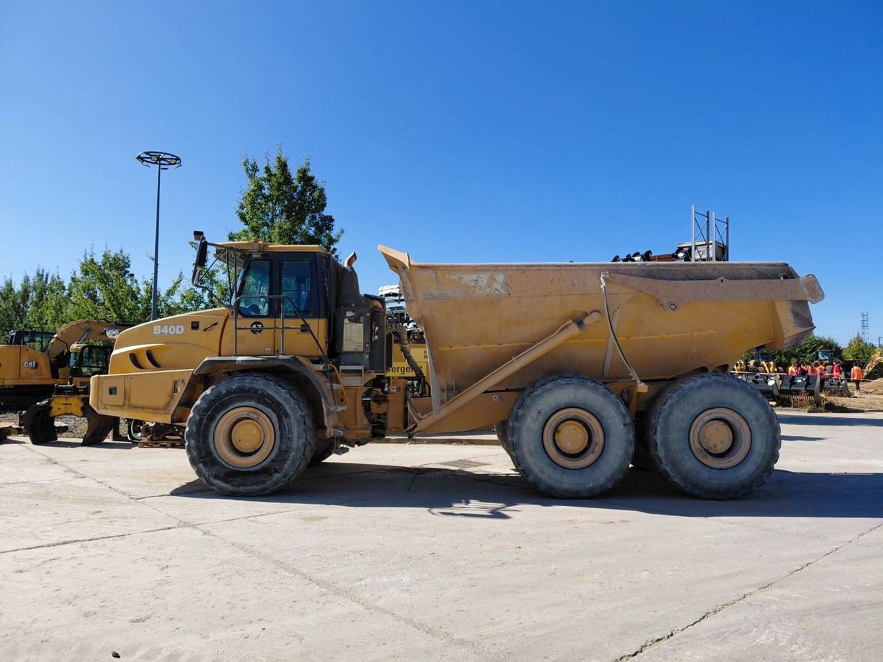 BELL EQUIPMENT NORTH AMERICA, INC. B40D - מסיר פסולת מפרקי: תמונה 1 BELL EQUIPMENT NORTH AMERICA, INC. B40D - מסיר פסולת מפרקי: תמונה 1
