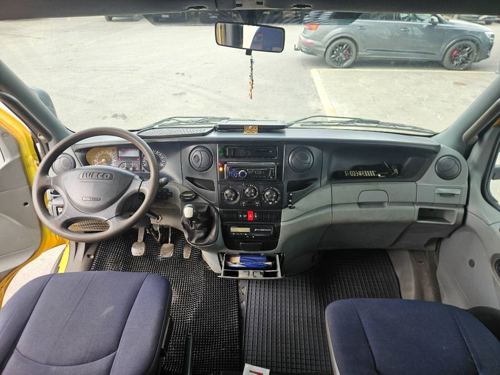 כלי רכב מסחרי במיטה שטוחה Iveco Daily 65C18 D Palfinger PK3700+ makuuohjaamo: תמונה 17