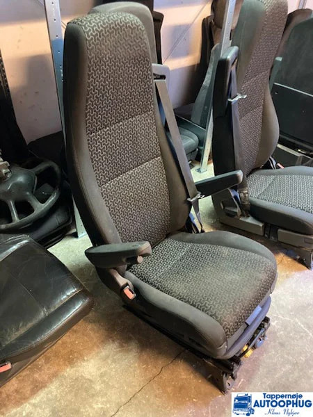 Scania 2421529 LH sæde - תא ופנים הרכב עבור משאית: תמונה 1 Scania 2421529 LH sæde - תא ופנים הרכב עבור משאית: תמונה 1