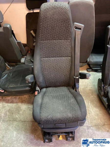 Scania 2421529 LH sæde - תא ופנים הרכב עבור משאית: תמונה 2 Scania 2421529 LH sæde - תא ופנים הרכב עבור משאית: תמונה 2