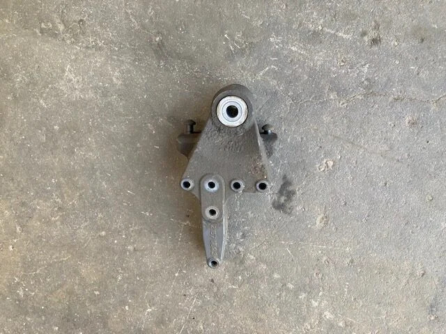 Volvo Front spring anchorage LH – Volvo 21575593 - מתלה עבור משאית: תמונה 1 Volvo Front spring anchorage LH – Volvo 21575593 - מתלה עבור משאית: תמונה 1