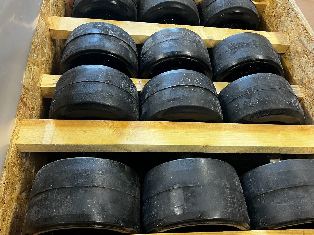 CNH Track rollers for tracks - CNH - Quadtrac/Steiger - צמיג עבור מכונה חקלאית: תמונה 4 CNH Track rollers for tracks - CNH - Quadtrac/Steiger - צמיג עבור מכונה חקלאית: תמונה 4