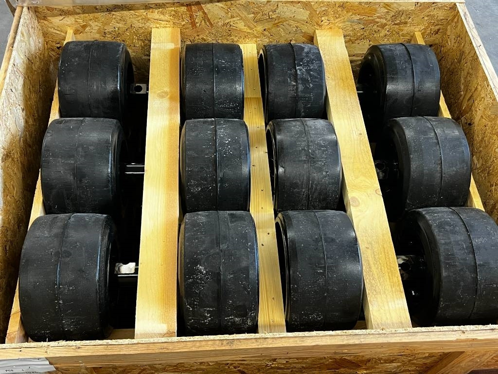 CNH Track rollers for tracks - CNH - Quadtrac/Steiger - צמיג עבור מכונה חקלאית: תמונה 2 CNH Track rollers for tracks - CNH - Quadtrac/Steiger - צמיג עבור מכונה חקלאית: תמונה 2