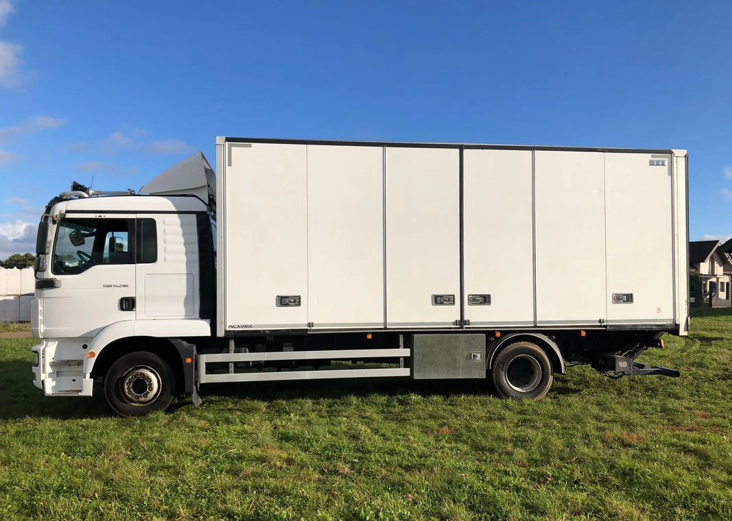 MAN 15.290 Winda Bok otwierany 18 Palet - משאית איזותרמית: תמונה 2 MAN 15.290 Winda Bok otwierany 18 Palet - משאית איזותרמית: תמונה 2