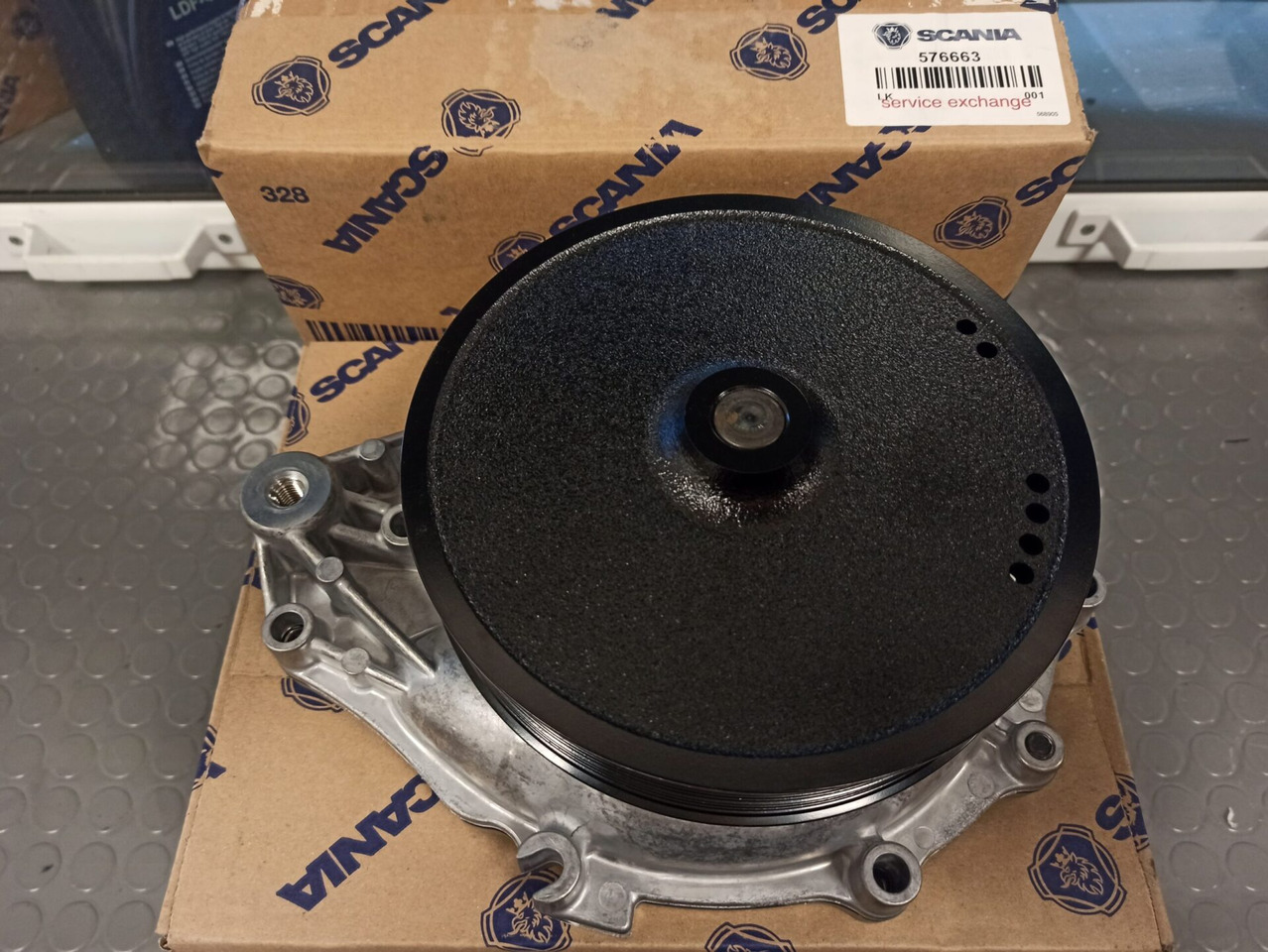 SCANIA COOLANT PUMP - 576663 - משאבת נוזל קירור עבור משאית: תמונה 1 SCANIA COOLANT PUMP - 576663 - משאבת נוזל קירור עבור משאית: תמונה 1