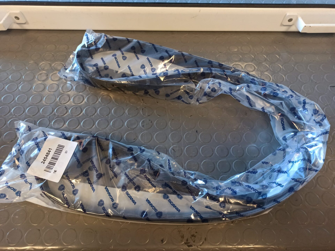 SCANIA POLY-V-BELT 2454841 - חגורה עבור משאית: תמונה 1 SCANIA POLY-V-BELT 2454841 - חגורה עבור משאית: תמונה 1