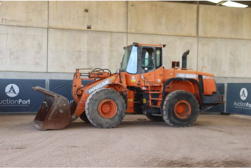 Doosan DL300 - מעמיס גלגלים: תמונה 1 Doosan DL300 - מעמיס גלגלים: תמונה 1