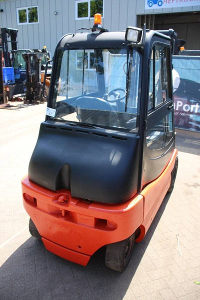 Fenwick-Linde E30/02 - מלגזה חשמלית: תמונה 5 Fenwick-Linde E30/02 - מלגזה חשמלית: תמונה 5