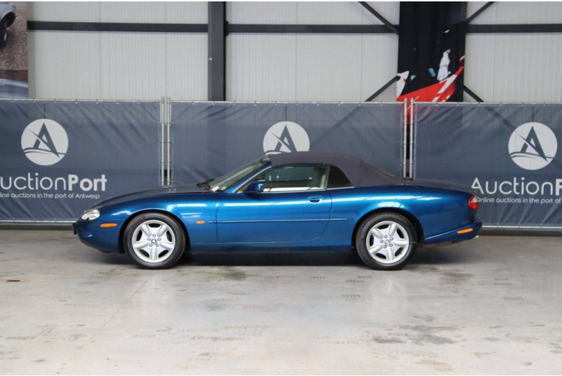 Jaguar XK8 4.0i V8 32v Cabrio - סדאן: תמונה 2 Jaguar XK8 4.0i V8 32v Cabrio - סדאן: תמונה 2