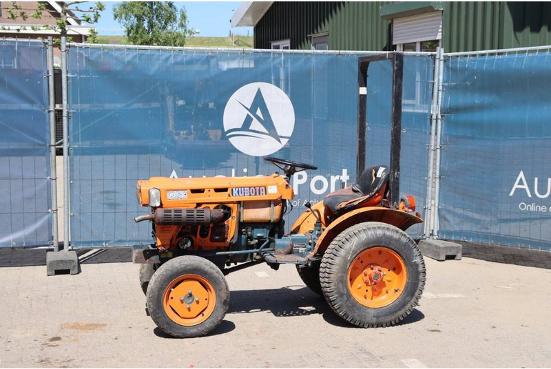 Kubota B6100 D - טרקטור חקלאי: תמונה 1 Kubota B6100 D - טרקטור חקלאי: תמונה 1