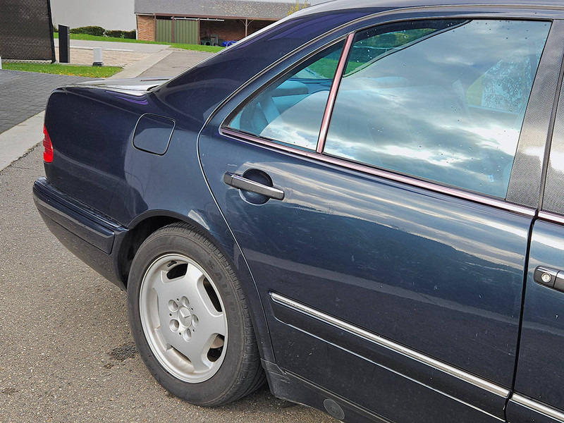 Mercedes-Benz E-Klasse (W210) _ 300 D Automatic - סדאן: תמונה 3 Mercedes-Benz E-Klasse (W210) _ 300 D Automatic - סדאן: תמונה 3