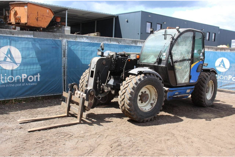 מפעיל טלסקופי New Holland LM425: תמונה 8