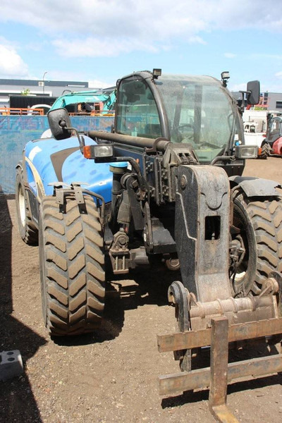 מפעיל טלסקופי New Holland LM425: תמונה 6